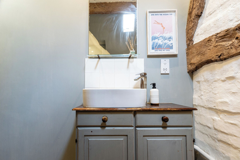 Bathroom 3, Clifford Chambers Cosy 2 Bedroom Cottage, Warwickshire