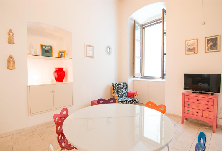 Others 5, Modern Apartment in Historic Building, Cagliari