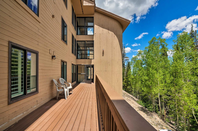 Rustic Ski-Out Brian Head Condo with Comm Pool, Iron