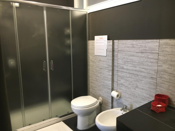 Bathroom 4, BeeClaire Guest House, Palermo