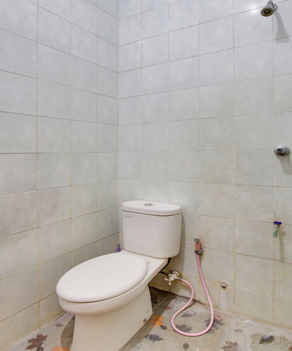 Bathroom 3, Hotel O Griya Pius Syariah Malioboro, Yogyakarta