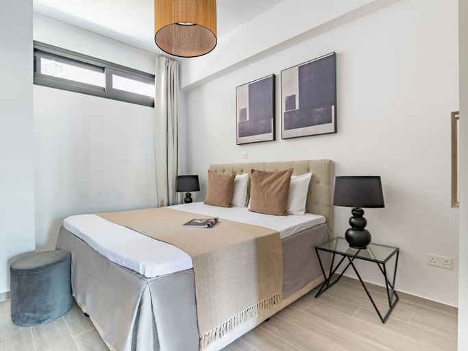 Room 2, Sanders River Plaza - Fancy 2-bdr Apt With Balcony