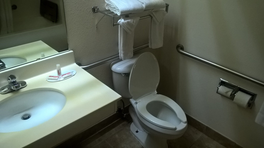 Bathroom 5, Days Inn & Suites by Wyndham Hutchinson, Reno