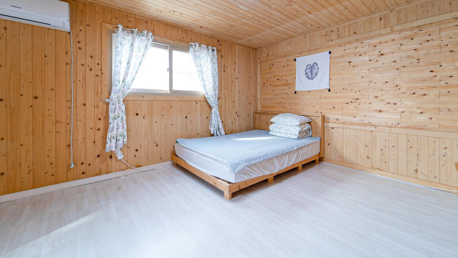 Bedroom 2, Jeju Haebaragi Pension, Seogwipo