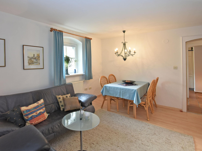 Dining 4, Tranquil Garden Apartment, Regen
