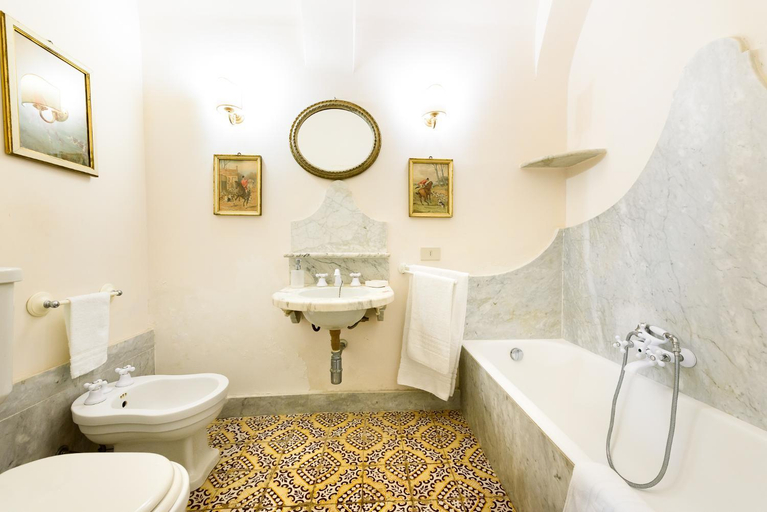 Bathroom 2, Masseria Rossella, Palermo