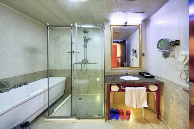Bathroom, Jinyou Hotel, Tonghua