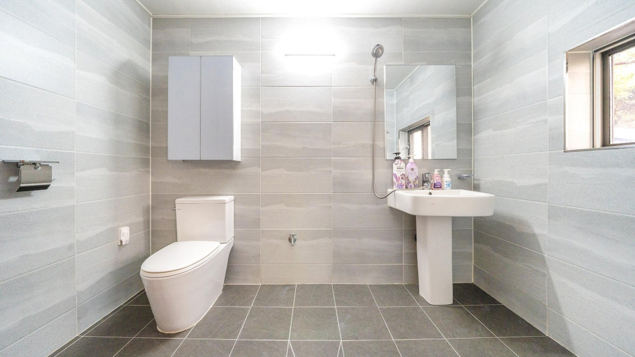 Bathroom 4, Seokmodo Supsokbadapunggyeong Pension, Ganghwa
