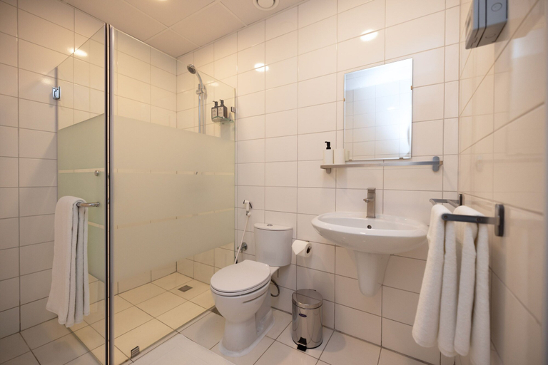 Bathroom 4, Riggae Tower Hotel