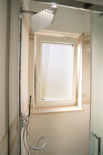 Bathroom 3, Saverio's apartment, Vibo Valentia