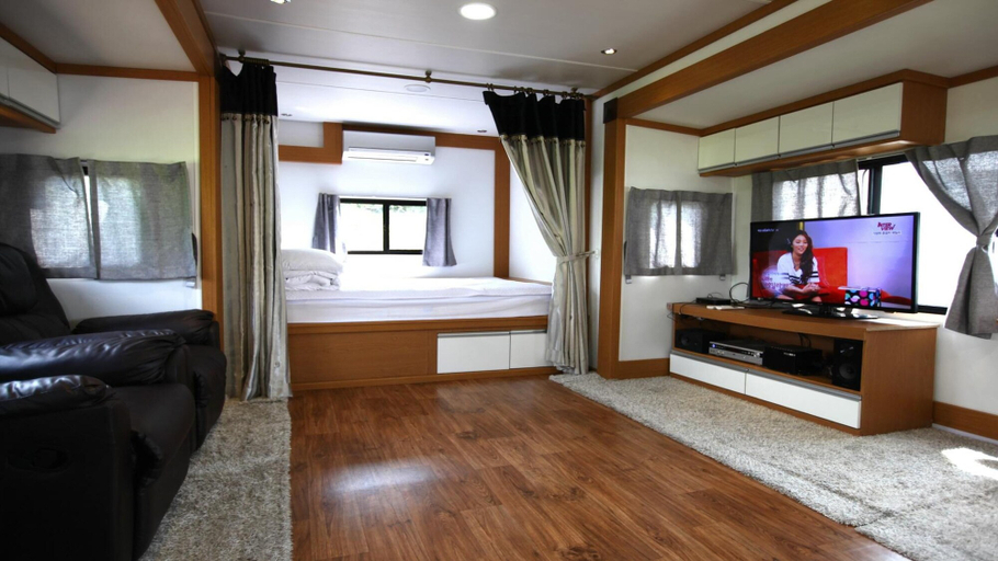 Bedroom 2, Seogwipo Pyoseoncaravan, Seogwipo