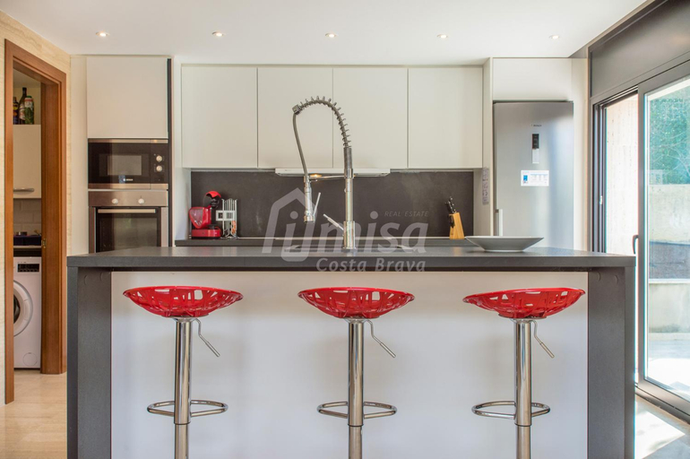 Others 5, Oasis House, Girona