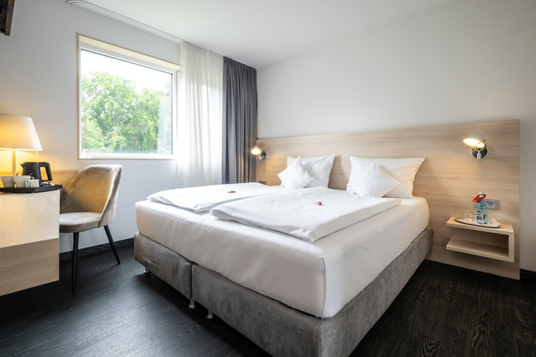 Bedroom 2, Serways Hotel Bruchsal West, Karlsruhe