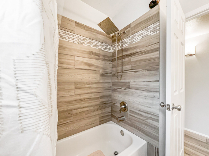 Bathroom 3, Loughlin Chandler, Maricopa