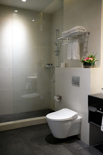Bathroom 9