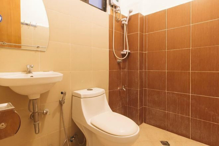 Bathroom 5, RedDoorz @ Alquiza Residences Paranaque, Parañaque