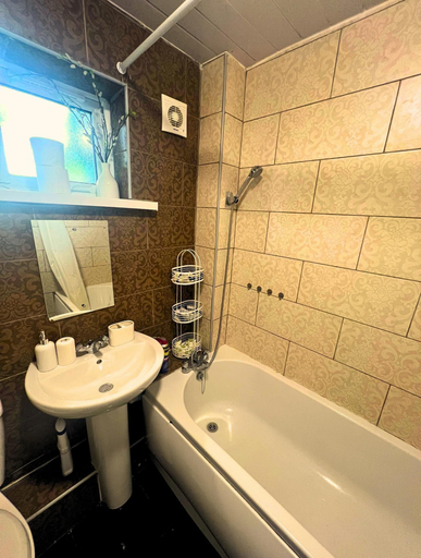 Bathroom 5, Apartment Sleeps 4 With Garden, Sandwell