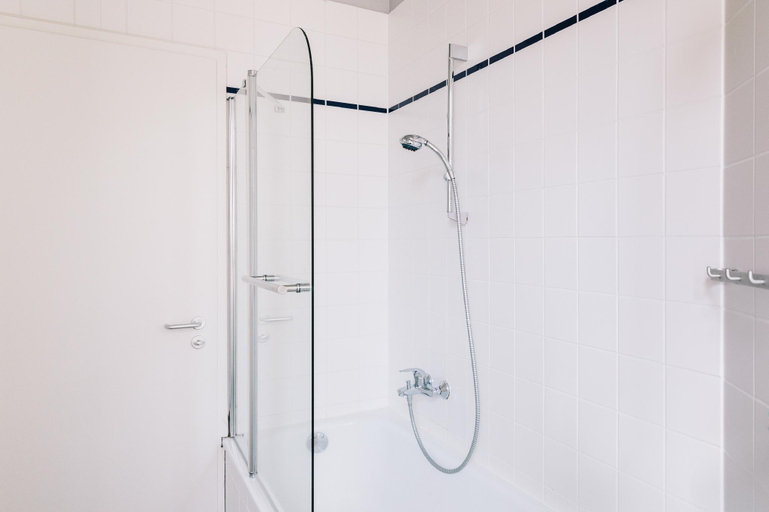 Bathroom 2, St. Christopher's Apartments Berlin, Berlin
