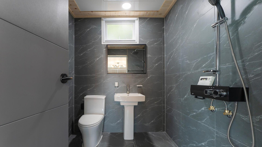 Bathroom 4, Namhae Chocolate Pension, Namhae