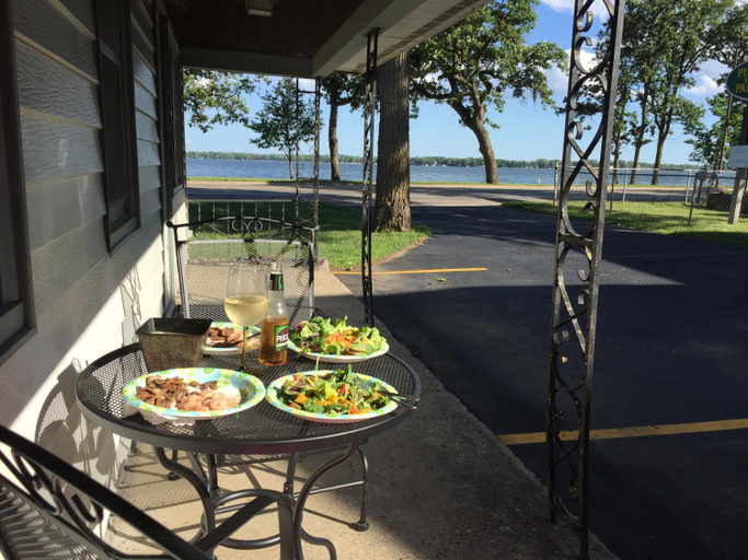 Food & Drinks, Lakes Inn, Becker