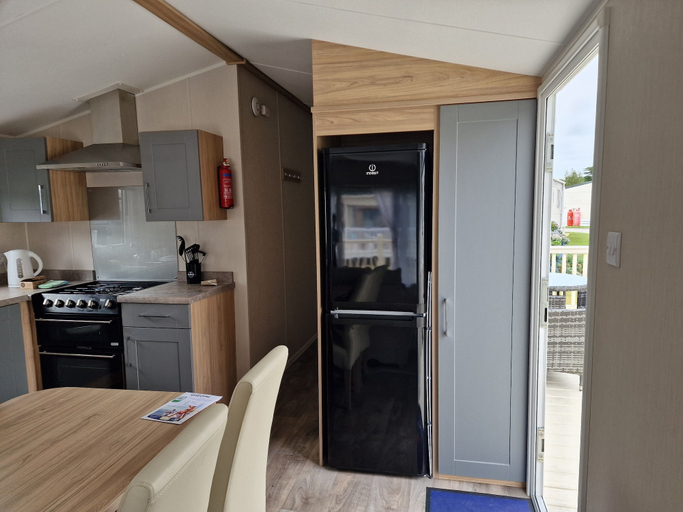 Others 4, Welcoming 3 Bedroom Caravan 2 Min Walk to Beach, Cornwall