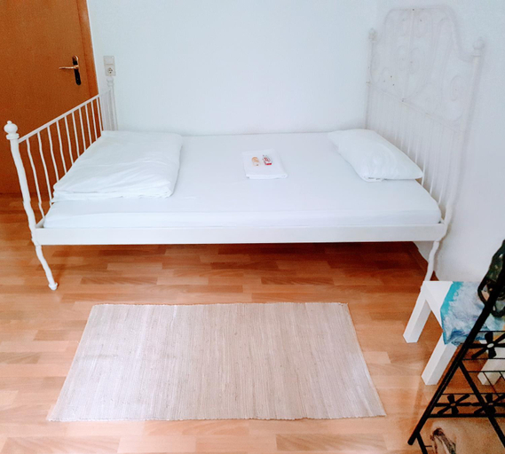 Bedroom 2, Budget rooms in Halle with shared bathroom & Free WiFi, Halle (Saale)