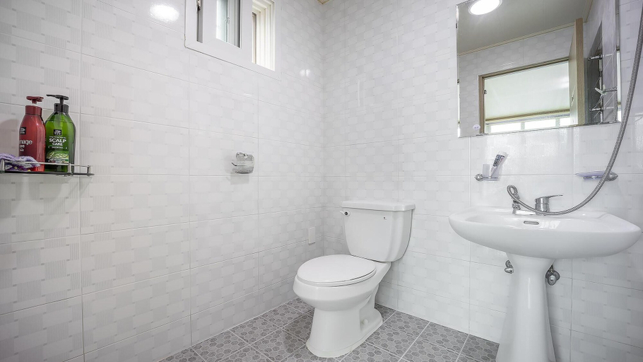 Bathroom 4, Taean Happyzonepension, Taean