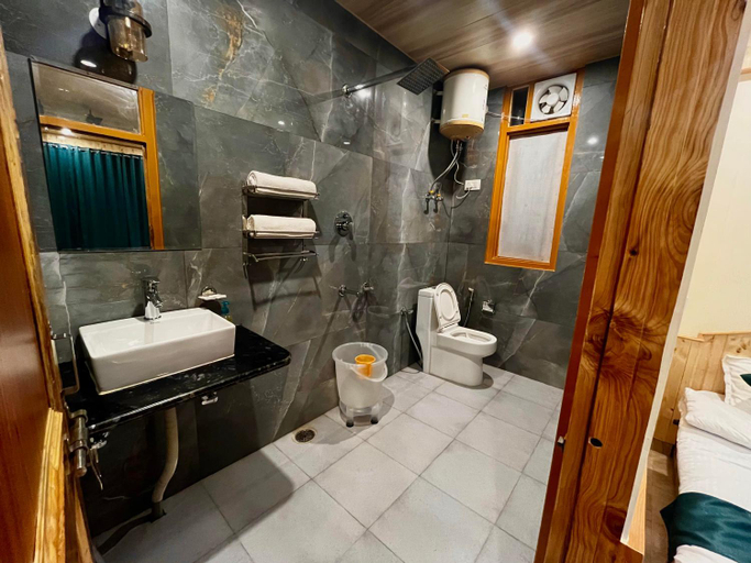 Bathroom 4, Hotel Mid Orchard Kasol l River Side, Kullu