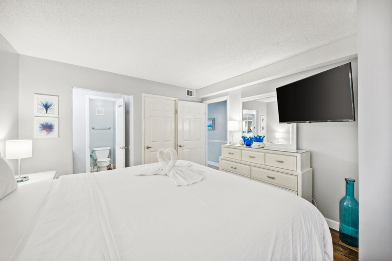 Bedroom 2, The Summit 1017, Bay