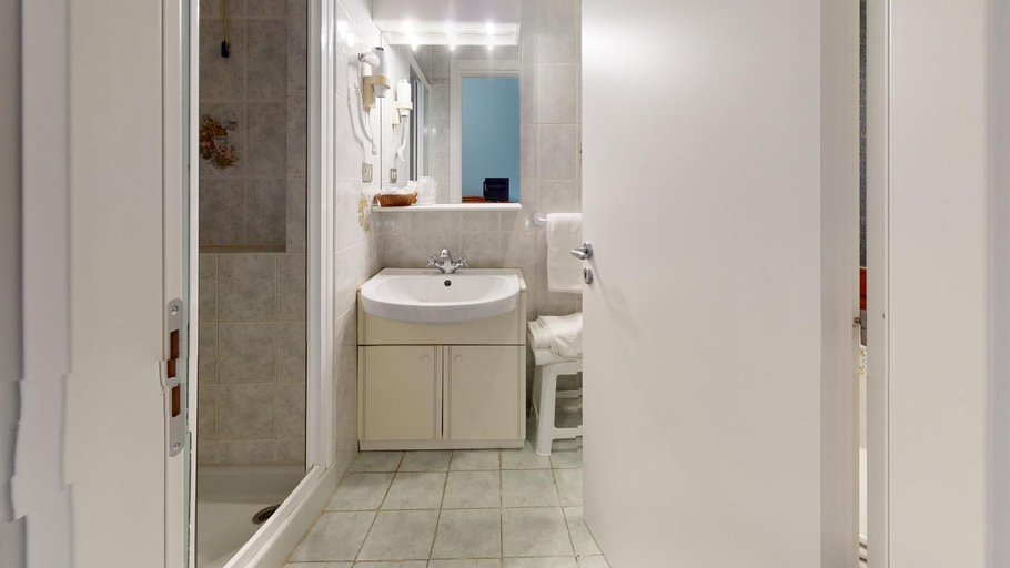 Bathroom 3, Zunino, Savona