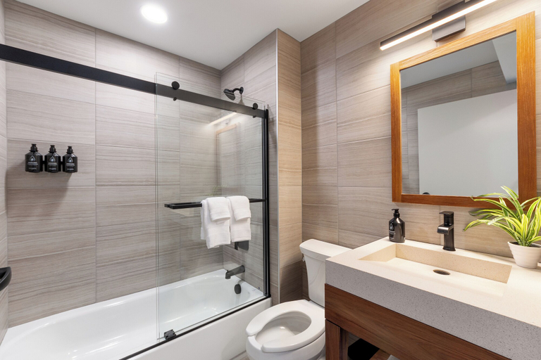 Bathroom 4, The Wave at Marblehead, Ottawa