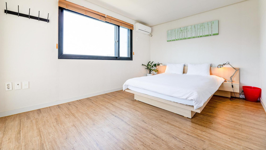 Bedroom 2, Jeju Damongchae Pension, Jeju