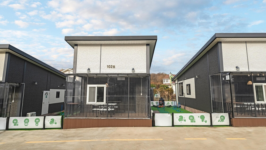 Exterior & Views 2, Anmyeondo Town 1967 Dog Pool Villa, Taean