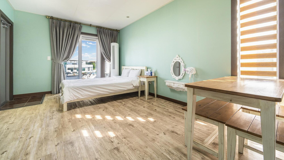 Bedroom 3, Seogwipo Myhalftime Pension, Seogwipo