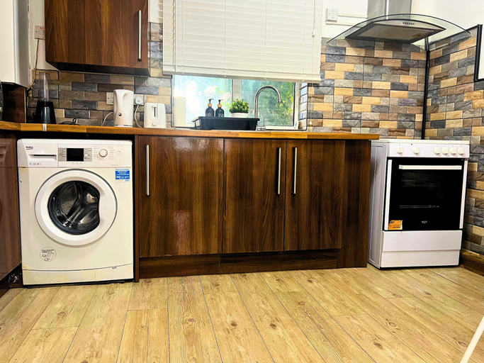 Private kitchen 2, Apartment Sleeps 4 With Garden, Sandwell