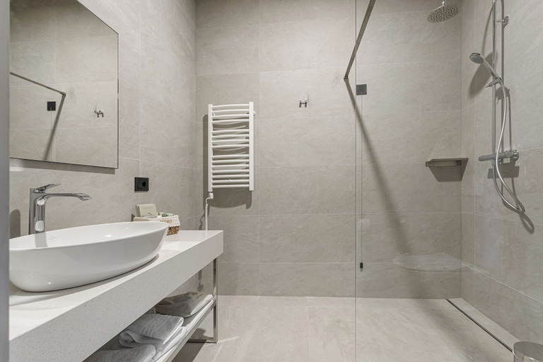 Bathroom 5, Castel Mimi Wine Resort