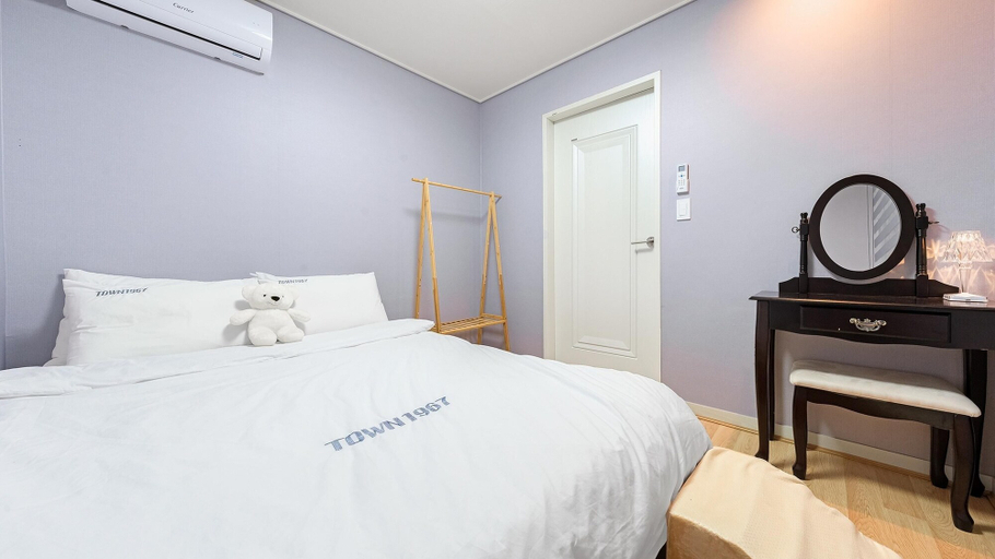 Bedroom 4, Anmyeondo Town 1967 Dog Pool Villa, Taean