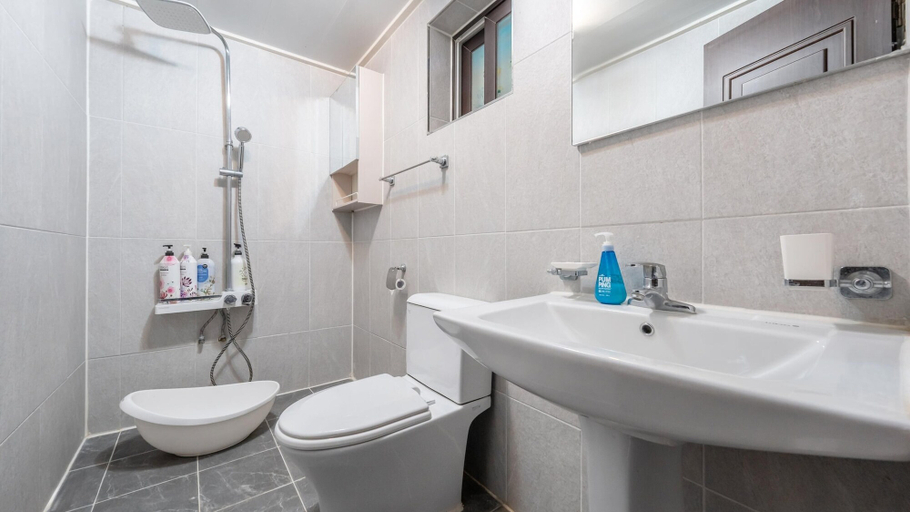 Bathroom 13