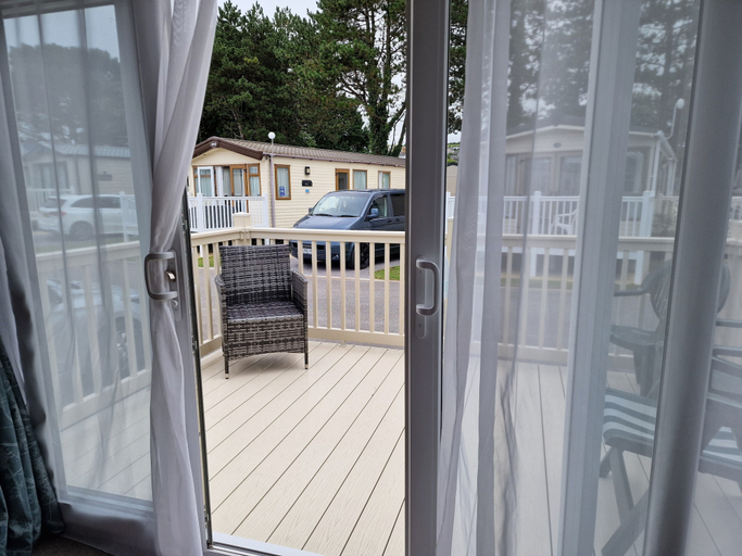 Others 5, Welcoming 3 Bedroom Caravan 2 Min Walk to Beach, Cornwall