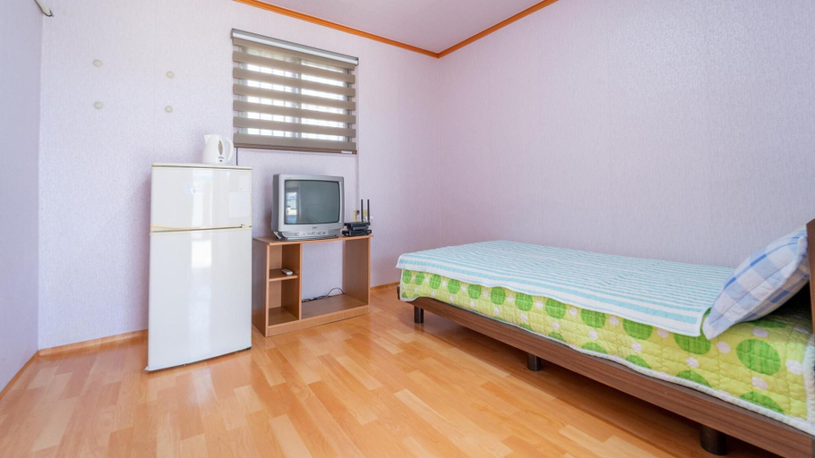 Bedroom 2, Taean Mammose Pension, Taean