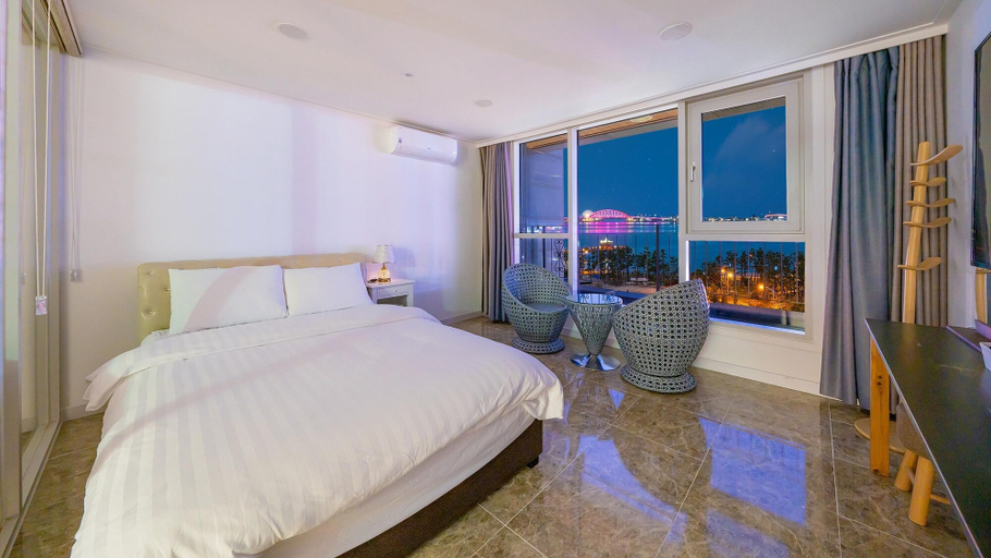Bedroom 1, Sokcho Ocean View Pension, Sokcho