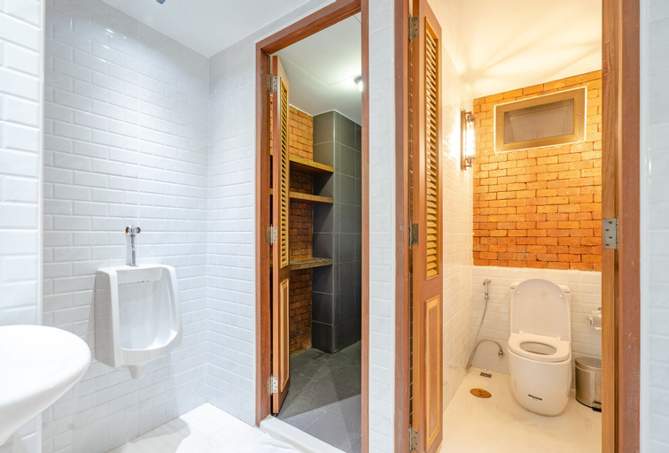 Bathroom 12