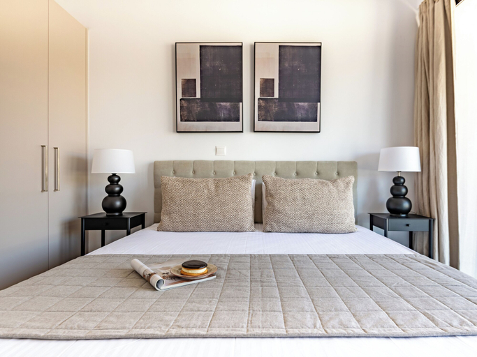 Room 3, Sanders River Plaza - Cool 2 Bedroom Apartment With Balcony
