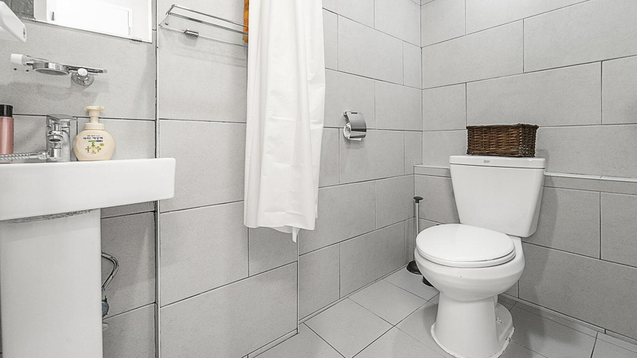 Bathroom 3, Gapyeong Egghouse, Gapyeong