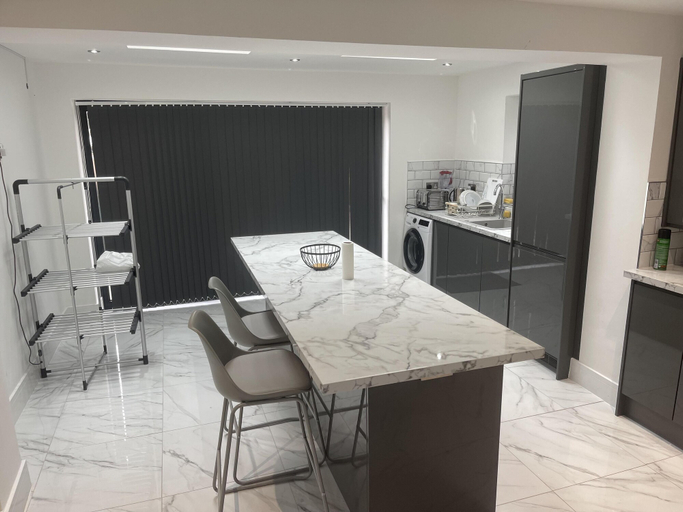 Dining, 3br-free Parking- Near Transport Links, London