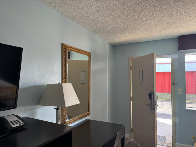 Bedroom 2, Red Carpet Inn & Suites, Danville
