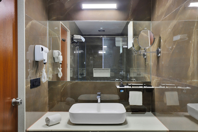 Bathroom 4, Goverdhan Greens Resort Dwarka, Devbhumi Dwarka