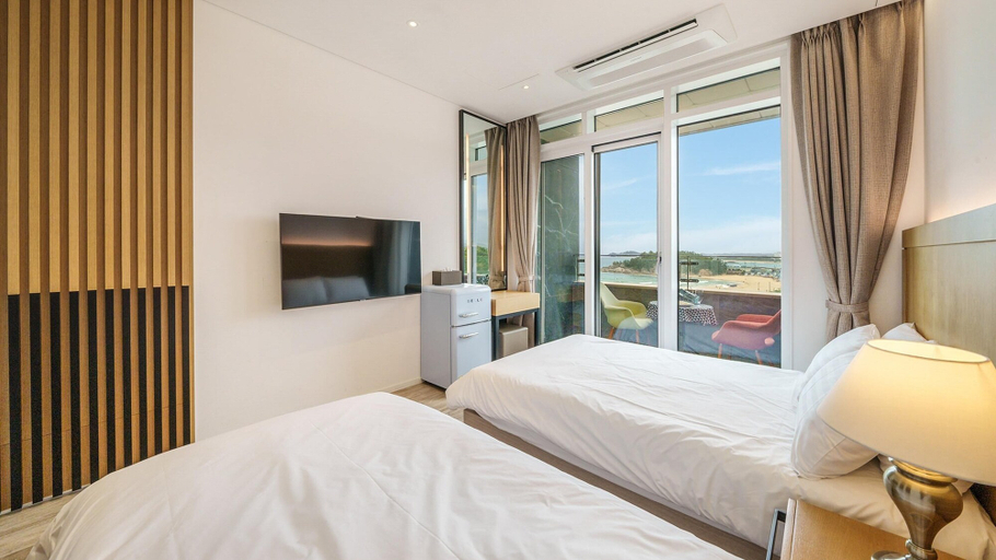 Bedroom 3, Goseong Moneblue Pension, Goseong