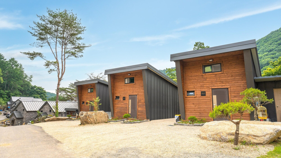 Exterior & Views 2, Gapyeong On The Hill Dogchae Pension, Chuncheon