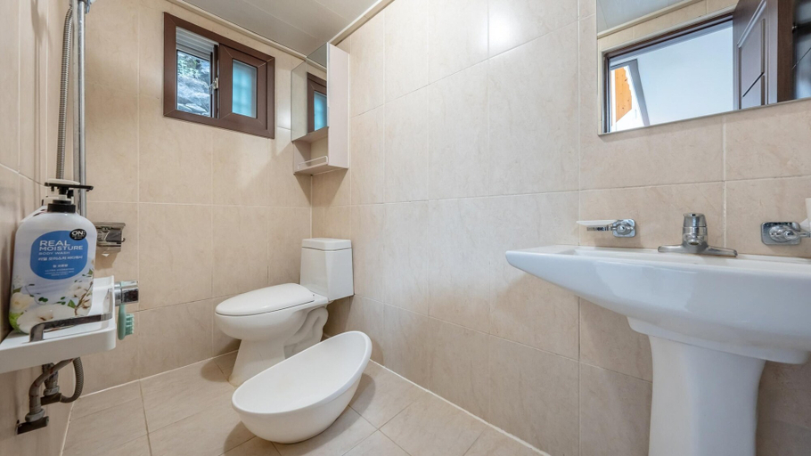 Bathroom 28